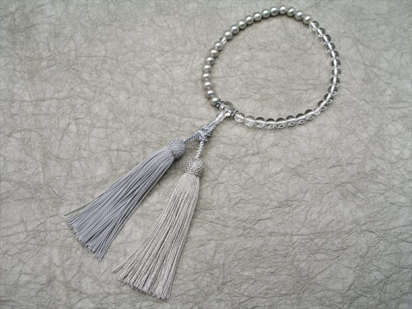 【アシンメトリー念珠（女性用）】6.グレー淡水真珠×水晶（丸玉）アシンメトリー正絹房