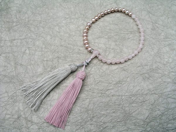 【アシンメトリー念珠（女性用）】4.ピンク淡水真珠×ローズクｵーツ（丸玉）アシンメトリー正絹房